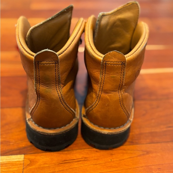 Danner Mountain Light Leather Boots fits like an 8.5 - Picture 3 of 4